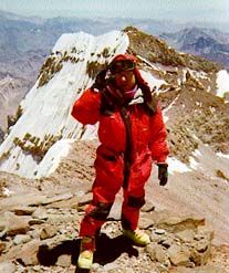 Monterde al cim de l'Aconcagua. Al fons el cim sud una mica ms baix